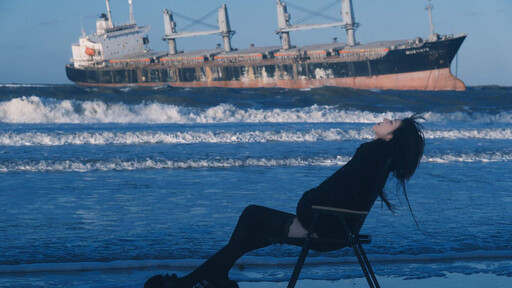 有个傻瓜在想你